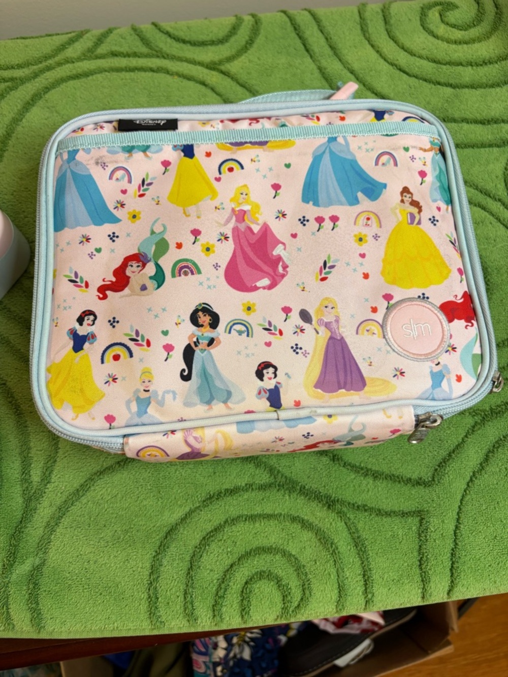 Overview


a Simple Modern Disney Princess Hadley lunch bag in fair condition